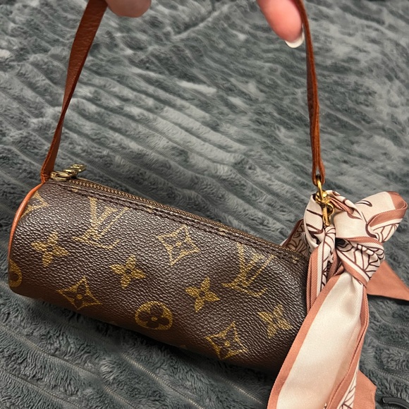 LV PAPILLON BAG! IN AMAZING CONDITION! Comes with a twilly as a gift! - Picture 3 of 8